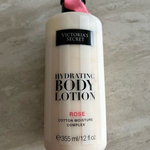 Victoria’s Secret Hydrating body lotion “Rose”